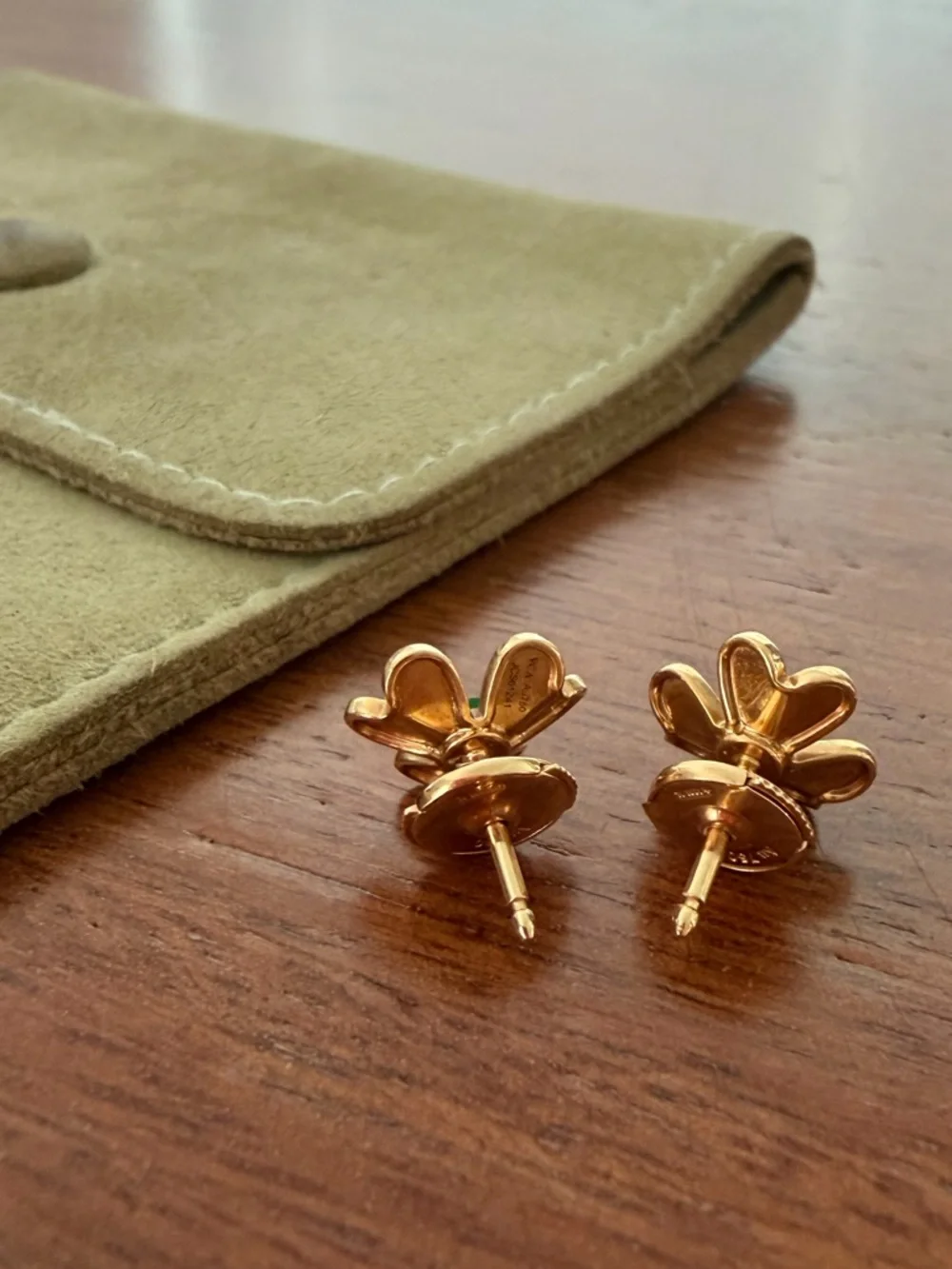 Van Cleef & Arpels Frivole earrings, mini model, 18K Yellow Gold and Emerald - Picture 3 of 8